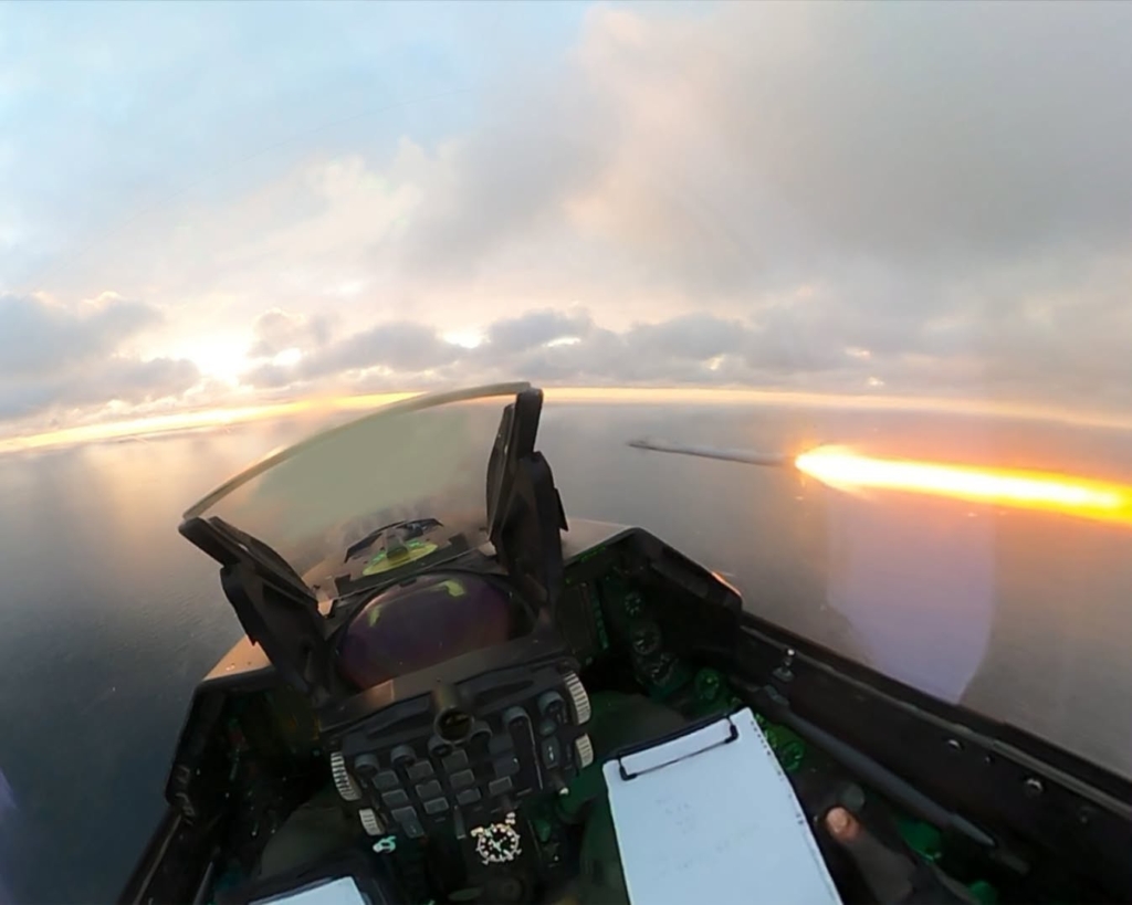 Armata Română a publicat imagini din timpul misiunilor de sâmbătă, în care două aeronave F-16 românești au interceptat și doborât două drone (aparate rusești cu reacție) deasupra Mării Negre, lângă Sulina. 