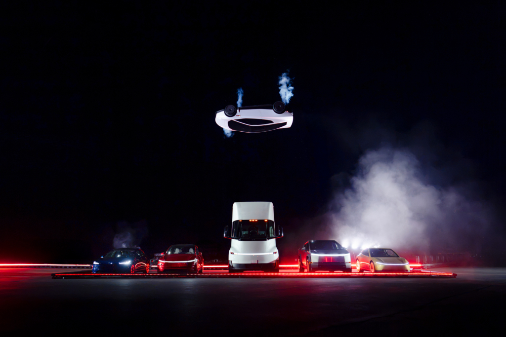 Elon Musk și-a prezentat noul Tesla Roadster, la New York, într-un spectacol în care mașina a zburat literalmente, pentru a ilustra faptul că este îmbunătățită cu tehnologie SpaceX. The NY Times observă că producătorii auto de lux investesc inexplicabil în mașini electrice de sute de mii de dolari bucata, deși clienții bogați ai acestora ar fi prea atașați de mașinile lor pe benzină. Porsche confirmă această ipoteză, dar Ferrari o infirmă.